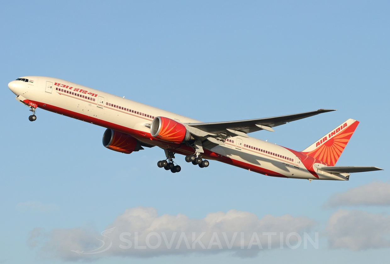 Boeing 777 200 red