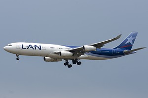 LAN A340-300 CC-CQF_1
