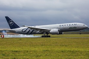 Alitalia Boeing 777-200 EI-DDH