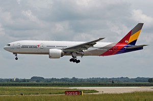 Asiana Airlines Boeing 777-200 HL7700