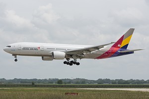 Asiana Airlines Boeing 777-200 HL7700