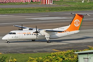 DHC8-300 Uni Air B-15235