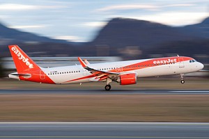 EasyJet Airline Airbus A321 G-UZMB