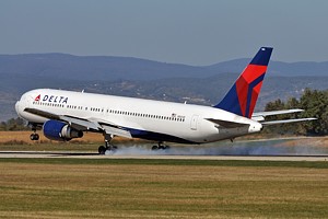 Boeing 767-300 Delta Air Lines N1604R_1