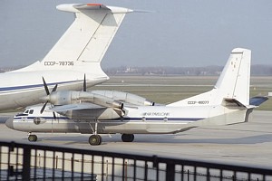 Air Pavelonik AN-32 CCCP-48077_1