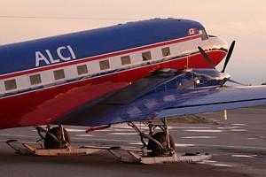 Antartic flying DC-3_1