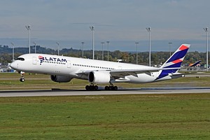 Qatar Airways Airbus A350 A7-AMD