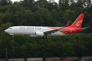 Kunming Airlines Boeing 737-800 B-7873