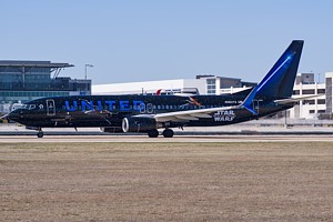 United Airlines Boeing 737-800 N36272