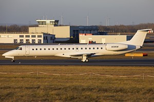 United Express Embraer ERJ-145 N13936
