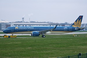 Vietnam Airlines Airbus A321 D-AVZH