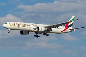 Emirates B777-300 A6-EGJ_1