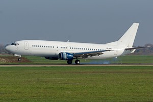Air Onix B737-400 UR-KRE_1