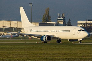 Air Onix B737-400 UR-KRE_1