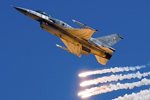 Poland - Air Force General Dynamics F-16 Fighting Falcon 4052